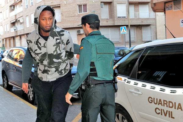 CRVENO-BELI DOVELI ROBIJAŠA: Najbizarniji transfer leta!