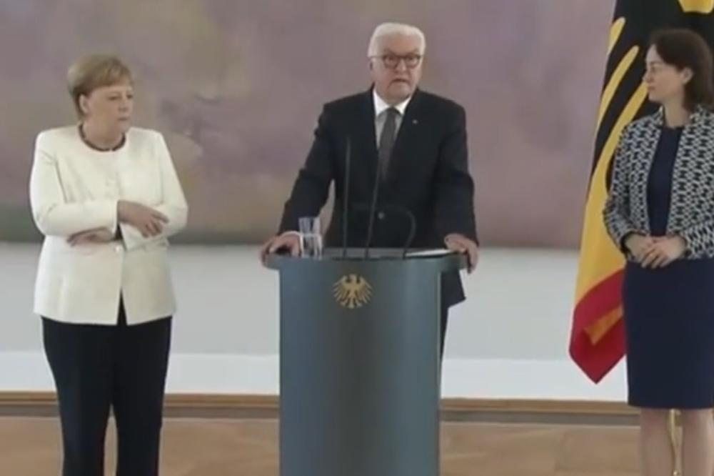 ANGELI MERKEL POZLILO NA CEREMONIJI! Nemačka je na NOGAMA zbog BOLESTI svoje KANCELARKE (VIDEO)