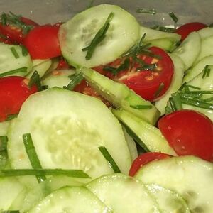 Srbi obožavaju da stavljaju ovu namirnicu u salatu, a to je ogromna greška: Niste svesni šta tako unosite u telo!