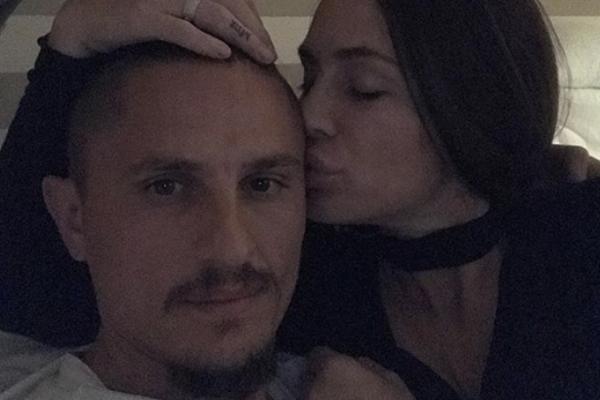 TEŠKI SU MILIONE I VOLE NARODNJAKE: Srpski fudbaler napravio GALA SVADBU PORED BAZENA! Pljuštale NOVČANICE kao kiša