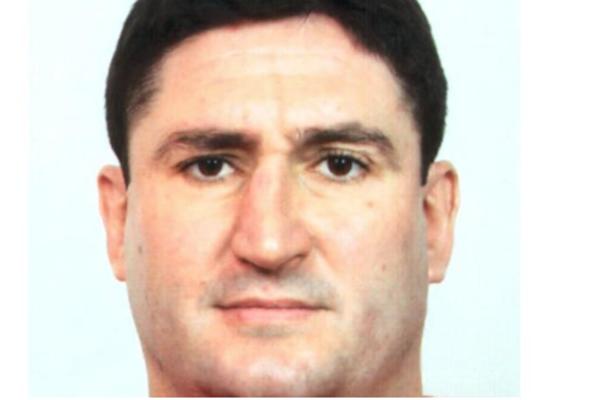 AKO VIDITE OVOG MUŠKARCA, ODMAH ZOVITE POLICIJU: Veoma je opasan!