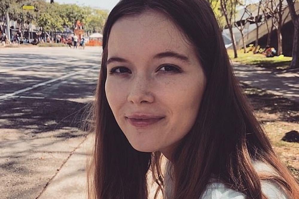 OVU DEVOJKU SU NA PLAŽI RASTRGLE AJKULE! Napad su bespomoćno posmatrali njeni RODITELJI