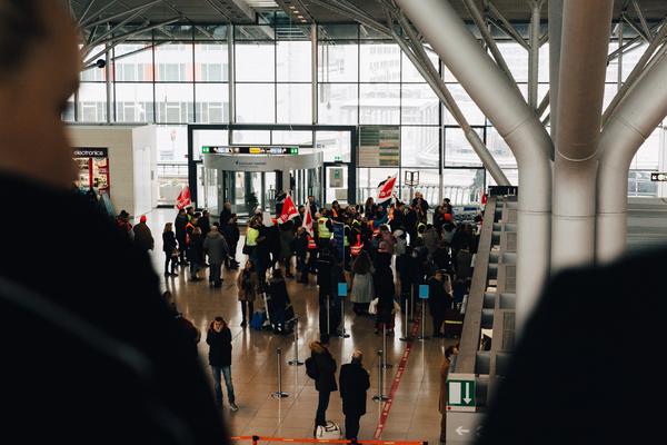 NAGRNULI ALBANCI SA KOSOVA: Aerodrom pun, ljudi jedni na drugima