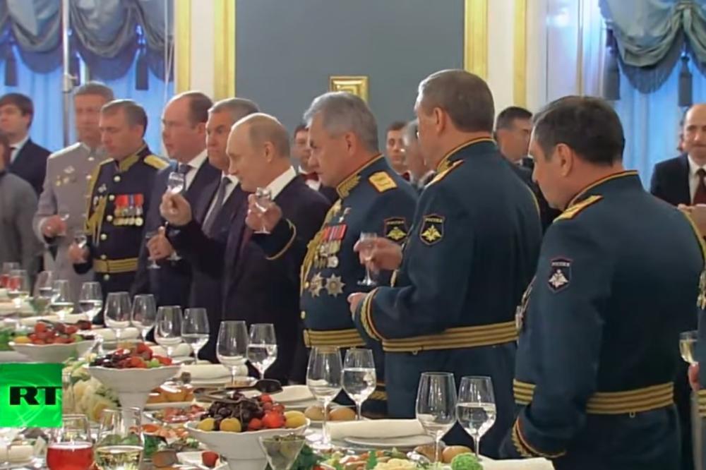 PRVO IM SE OBRATIO, A ONDA JE URADIO NEŠTO ŠTO IH JE ODUŠEVILO! Ovako je PUTIN ČESTITAO VOJNIM PITOMCIMA! (VIDEO)