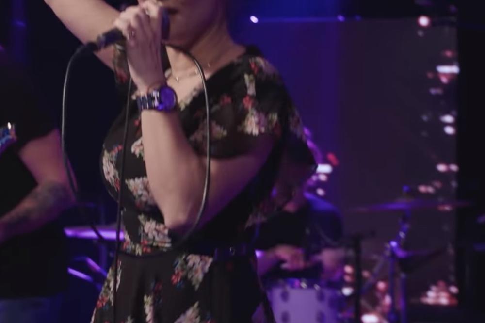 POZNATA PEVAČICA ĆE U SUBOTU ŠETATI NA PRAJDU! Ranije se LJUBILA SA ŽENOM, išla i u GEJ klubove