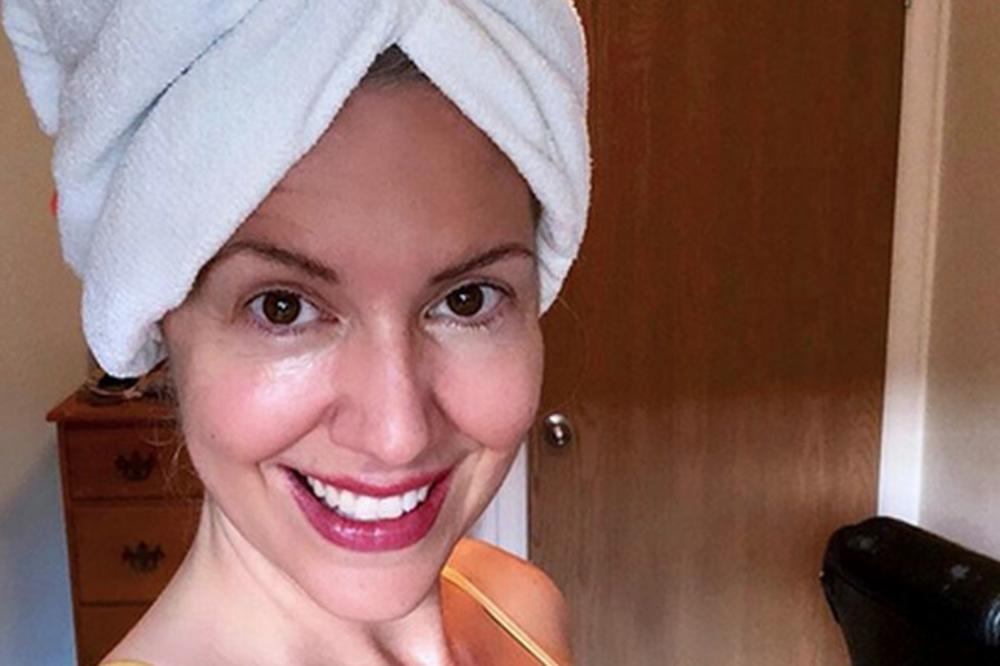 SARA (20) JE POČELA DA SEDI I REŠILA JE DA SE NE FARBA: Ljudi joj u neverici prilaze samo da bi JE PIPNULI (FOTO)