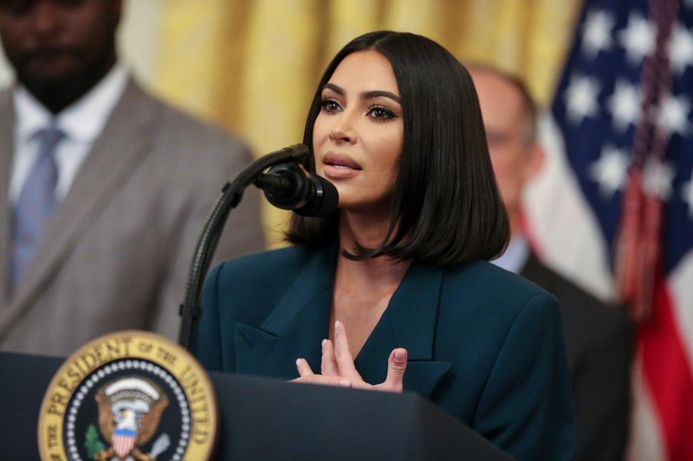 ZA TRIKOM OD 0 DINARA POLUDEO JE HOLIVUD: Sklanja PODOČNJAKE ZA SEKUNDU, u ovo se Kim Kardašijan KUNE