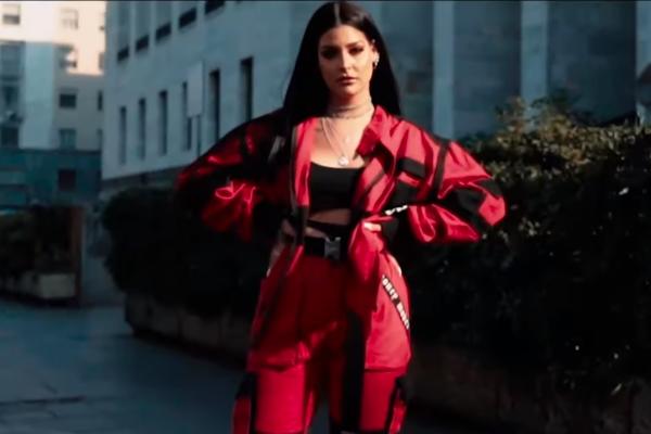 SESTRIČINA NATAŠE BEKVALAC KRENULA TEKINIM STOPAMA: Prava je lepotica, a tek da čujete kako PEVA! (VIDEO)