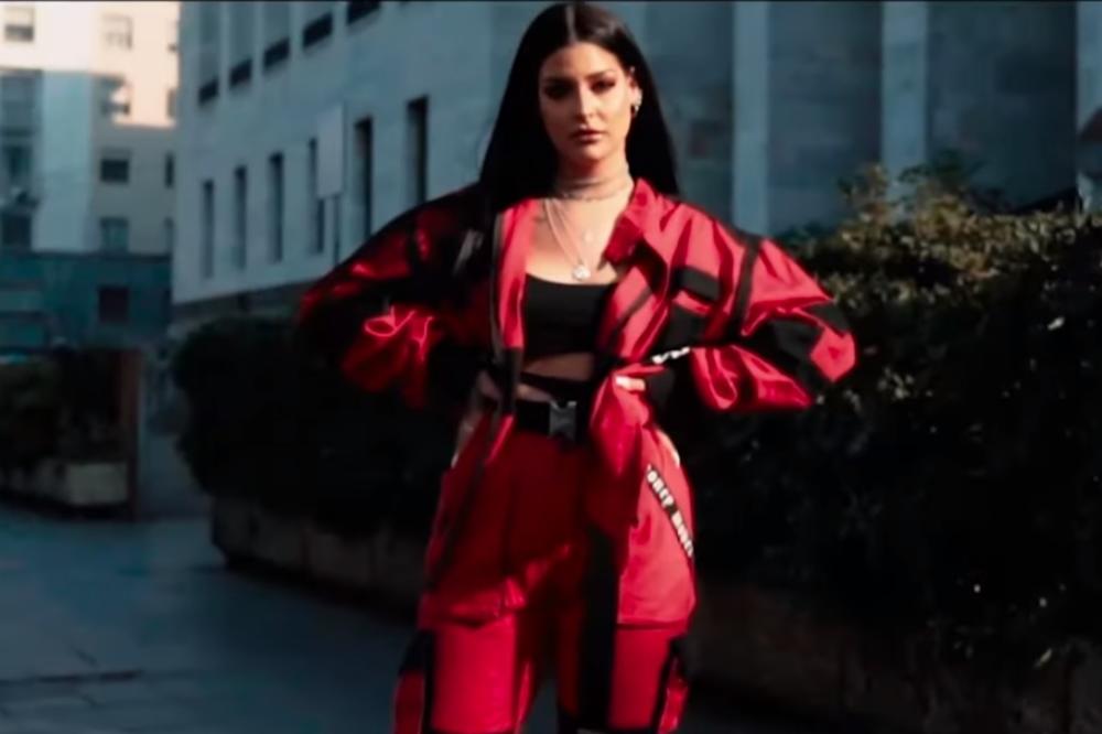 SESTRIČINA NATAŠE BEKVALAC KRENULA TEKINIM STOPAMA: Prava je lepotica, a tek da čujete kako PEVA! (VIDEO)