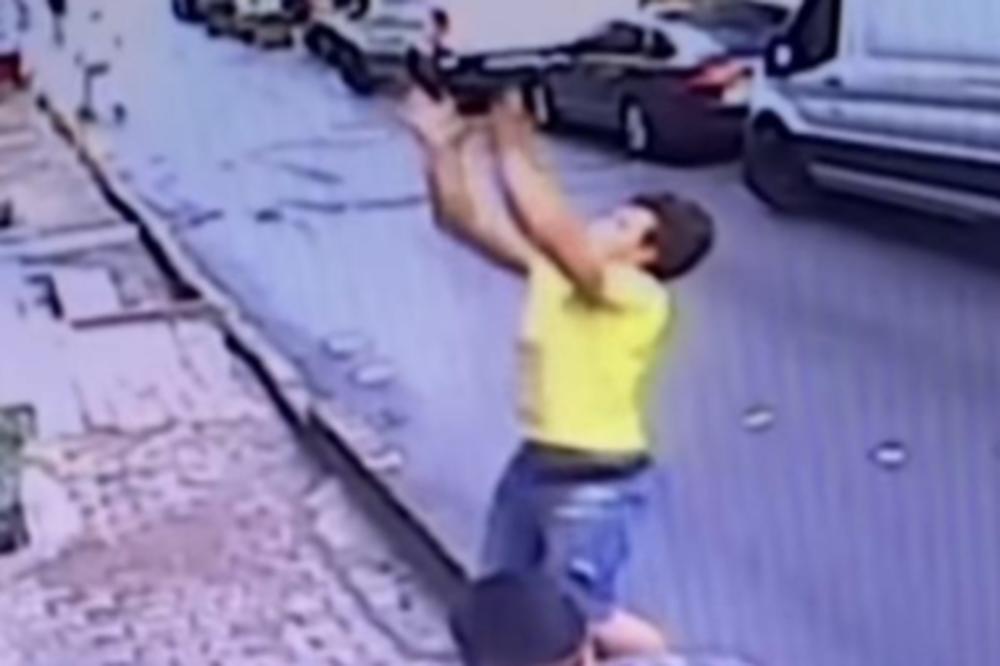 OVOM DEČAKU KLANJA SE CEO SVET! Devojčica (2) pala kroz prozor, njegov potez je ZA NEPOVEROVATI (VIDEO)