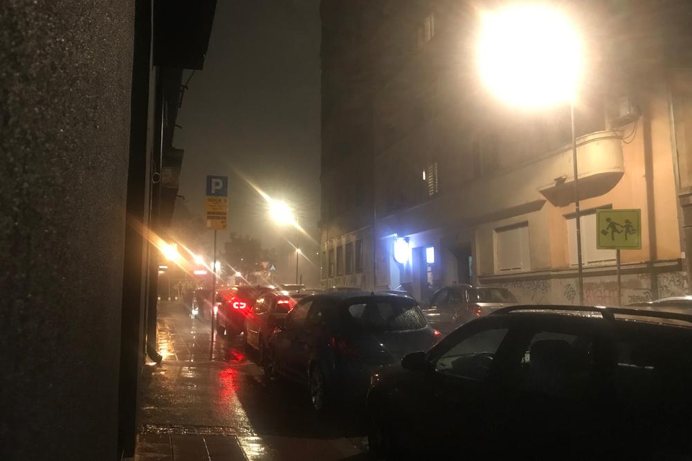 STRAVIČNO NEVREME TUTNJI BEOGRADOM! Kišu kao da neko SIPA IZ KOFE, grmi, NEBO BLJEŠTI (VIDEO)