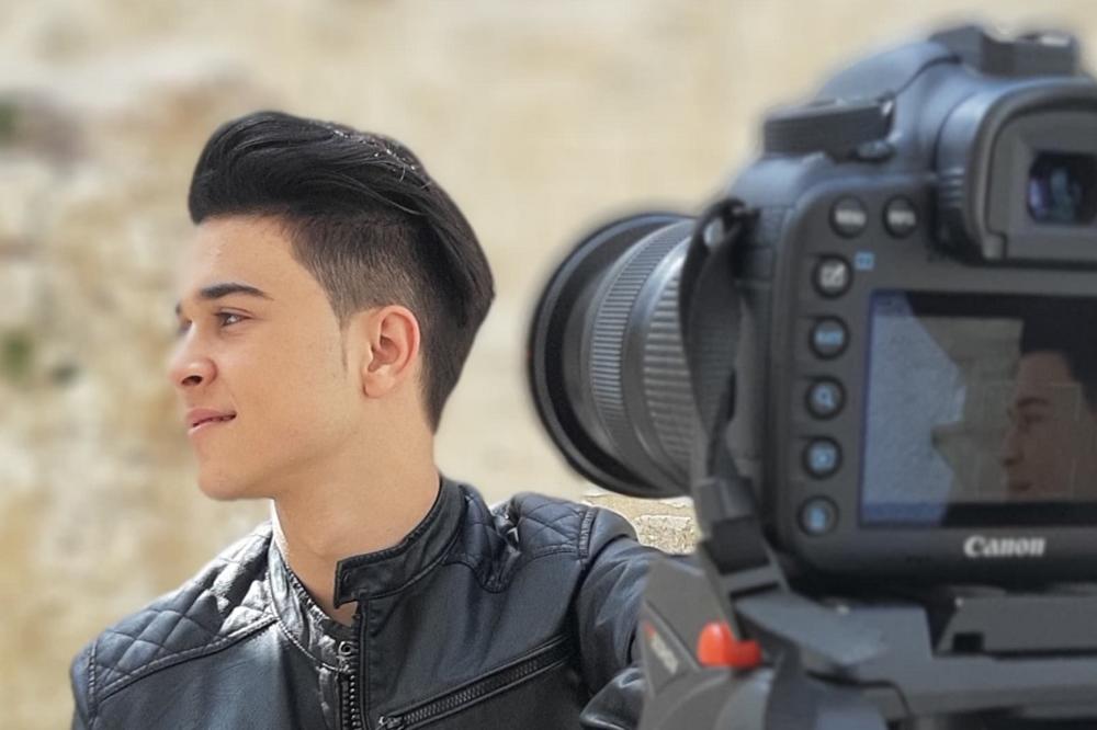 BIO JE OMILJENA PINKOVA ZVEZDICA, A SADA JE PORASTAO I ŽIVI PRAVU DRAMU! Fanovi mu prave PAKAO zbog RASKIDA sa NJOM