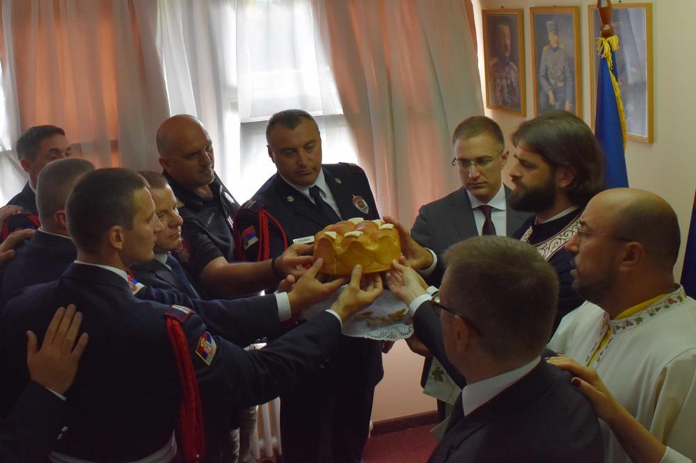 NEBOJŠA STEFANOVIĆ JE UHVATIO POGAČU I UPUTIO SNAŽNU PORUKU ŽANDARMIMA: Ovo su njegove reči