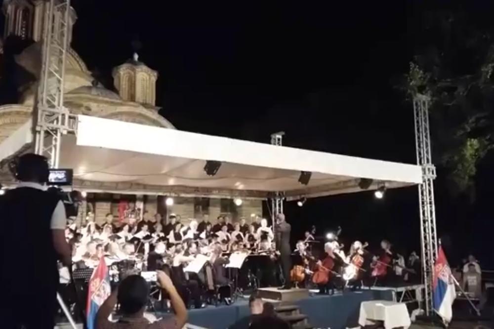 KOSOVO JE SRBIJA ORI SE U SRPSKOJ SVETINJI! Pogledajte kako Srbi slave VIDOVDAN na zabranjenom mestu (VIDEO)