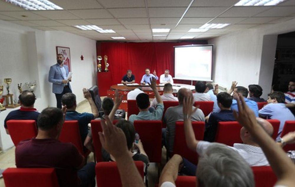 Filip Sunturlić podnosi izveštaj na Skupštini