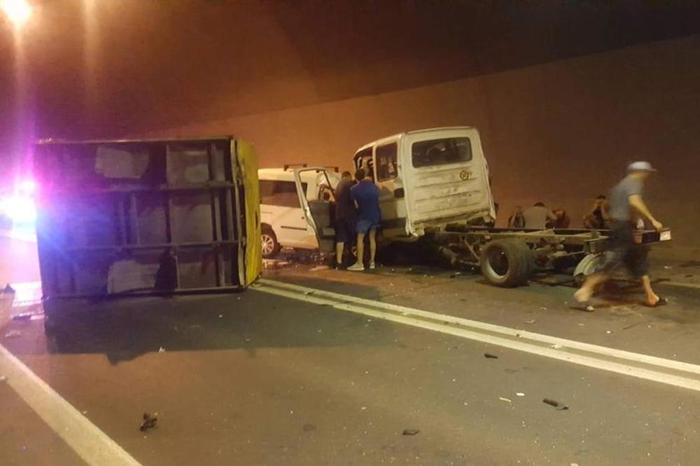 JEDNA OSOBA POGINULA JE NA MESTU! Direktan SUDAR automobila i kamiona u TUNELU STRAŽEVICA! (FOTO)