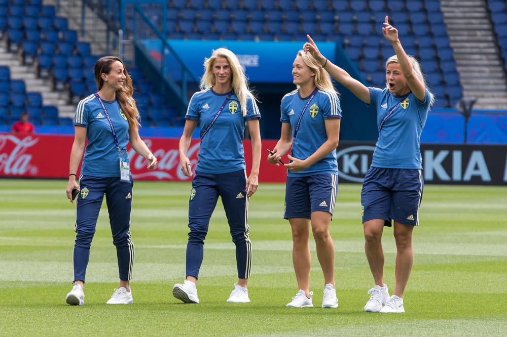 SOČNI POLJUBAC O KOM PRIČA CEO SVET: Ove fudbalerke baš znaju da proslave pobedu!