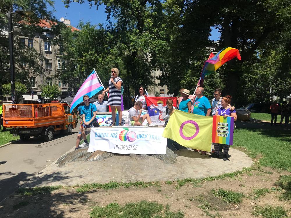 Major Helena drži govor  