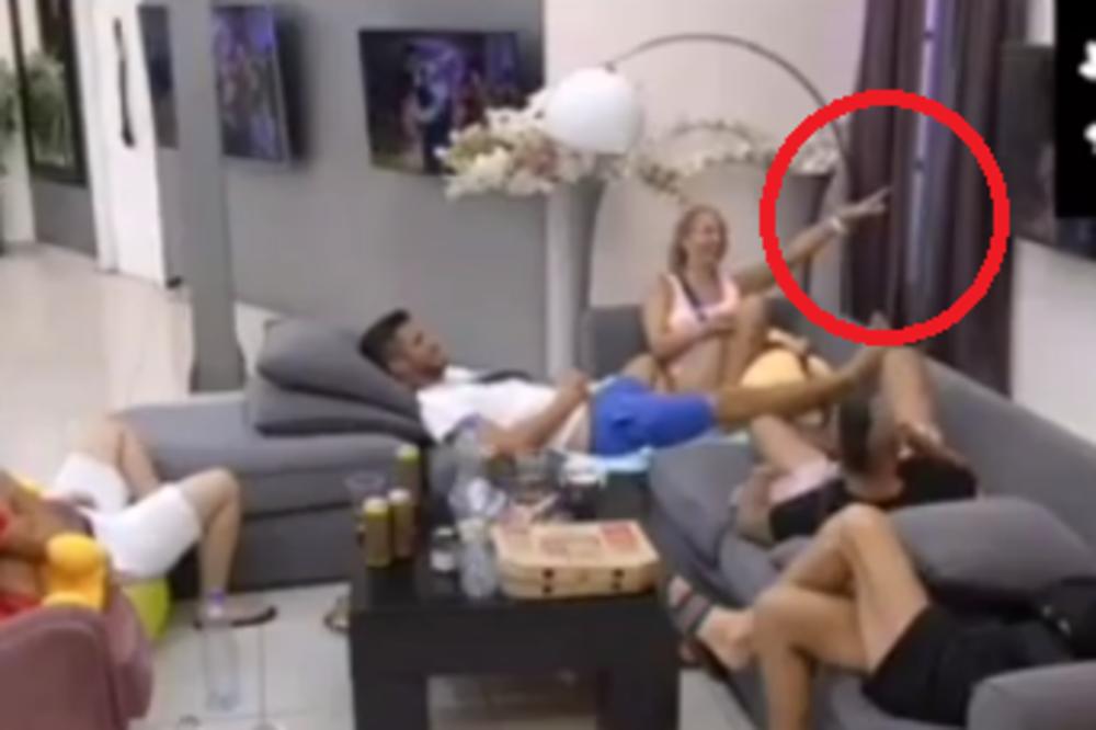 LUNA OPET ISMEVALA BOLESNO DETE: Upirala prstom u nju pa se SMEJALA, a onda sve  zvezdice nazvala PRDINOM BAROM