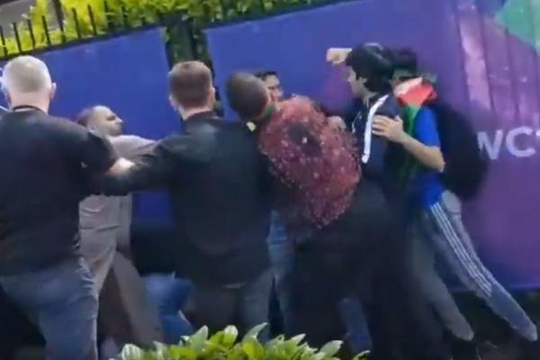 NAVIJAČI DIVLJALI U LIDSU: Masovna tuča huligana! Letele ograde i flaše, umešala se i policija!