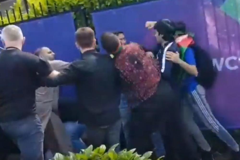 NAVIJAČI DIVLJALI U LIDSU: Masovna tuča huligana! Letele ograde i flaše, umešala se i policija!