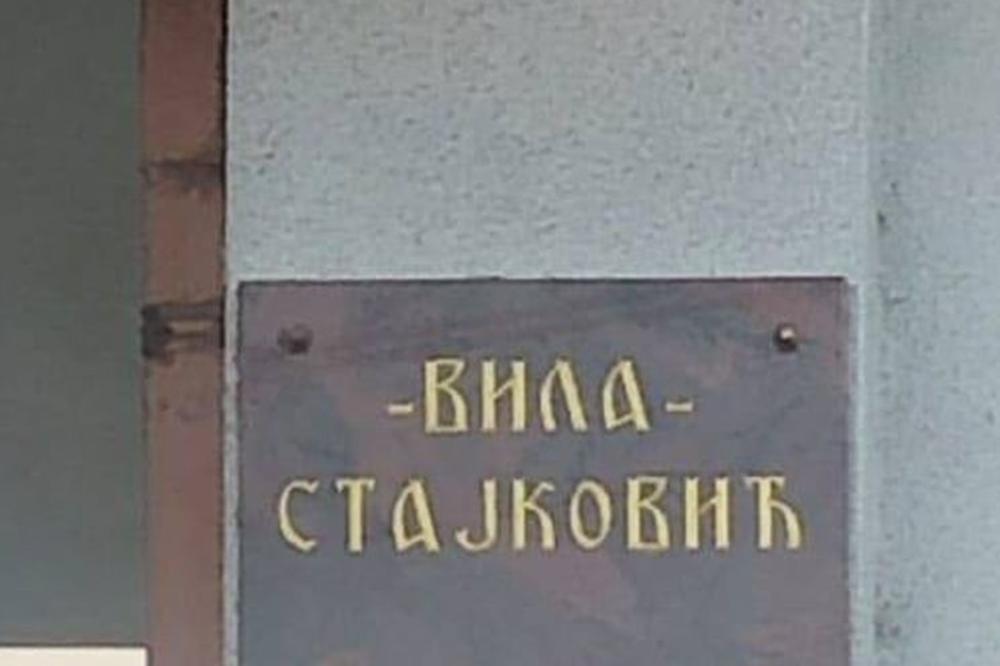 PROKLET BIO KO PRODA, A PROKLET BIO I KO KUPI! Ono što piše na kući Blagoja i Jelene nije viđeno u Srbiji (FOTO)