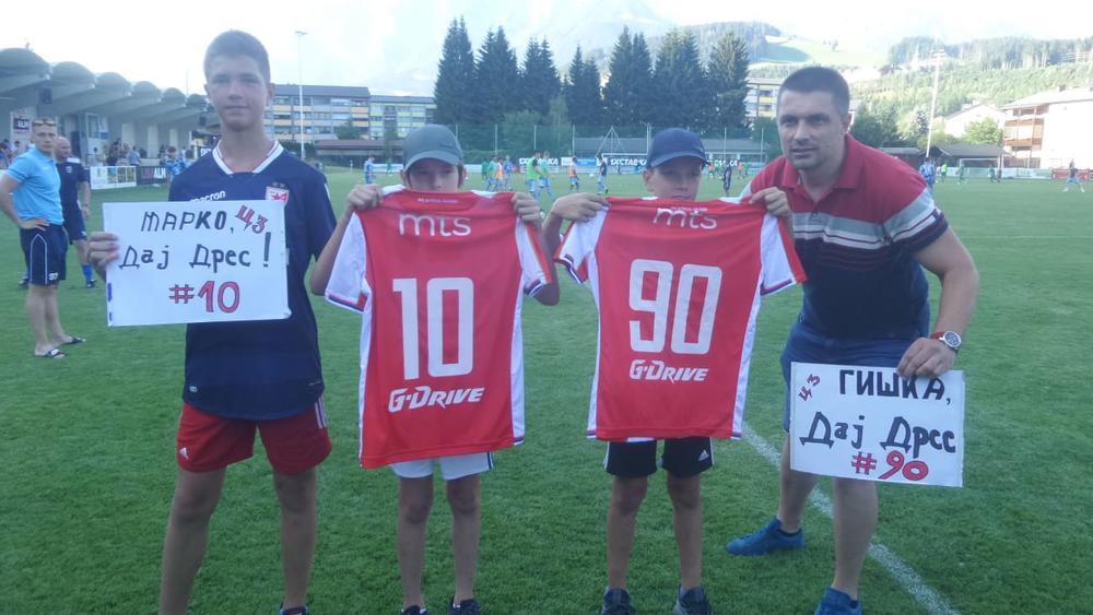 Klinci koji su dobili dresove u pratnji starijih članova porodice  