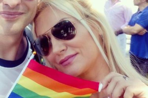 GOCA TRŽAN PRVI PUT NA PRAJDU: Pevačica PONOSNO prošetala gradom s LGBT aktivistima! (FOTO)