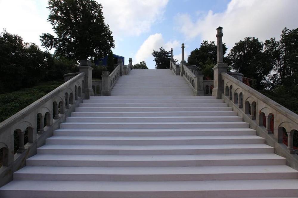 SVI SU PLJUVALI OBNOVU, A SADA SE DIVE VELIKOM STEPENIŠTU! Ponovo sija jedan od SIMBOLA Beograda (FOTO)