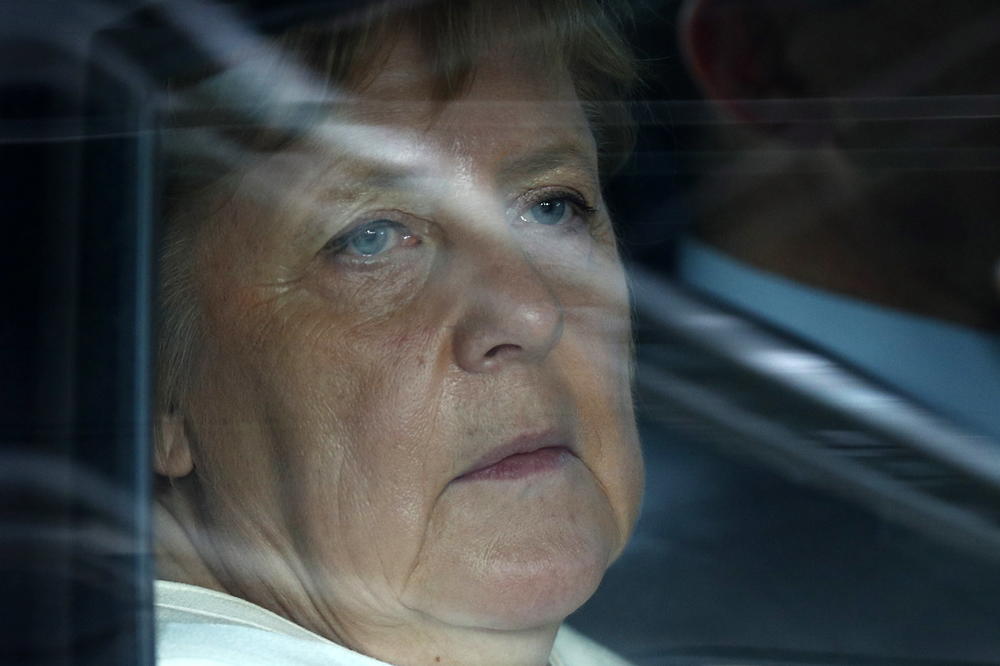 DA LI SU OVO UZROCI? Stručnjaci se oglasili o zdravlju Angele Merkel zbog dva napada drhtavice!