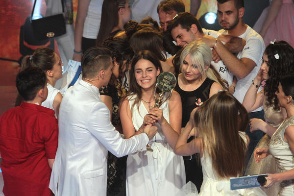 ROĐENA ZA MIKROFON I SCENU: Džejla Ramović je pre 12 godina imala svoj prvi nastup! Tad je i ona bila uz nju!