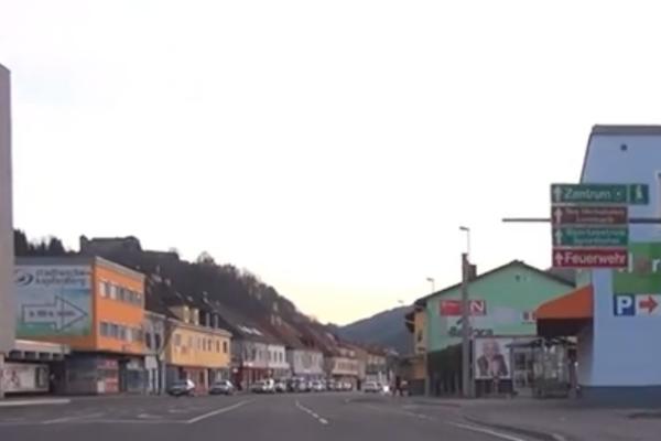 NAPALJENI BOSANAC USRED TRŽNOG CENTRA SKINUO DEVOJKU: Hteo je da je zadovolji pred svima, ali se pobio!