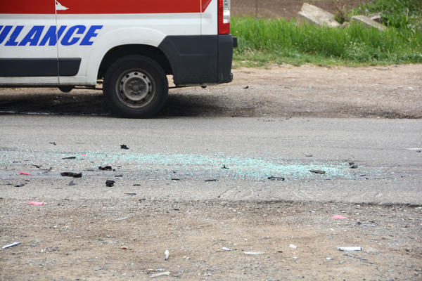 UDES NA ZVEZDARI: Na raskrsnici se sudarila 2 auta, POVREĐENA TRUDNICA I DETE