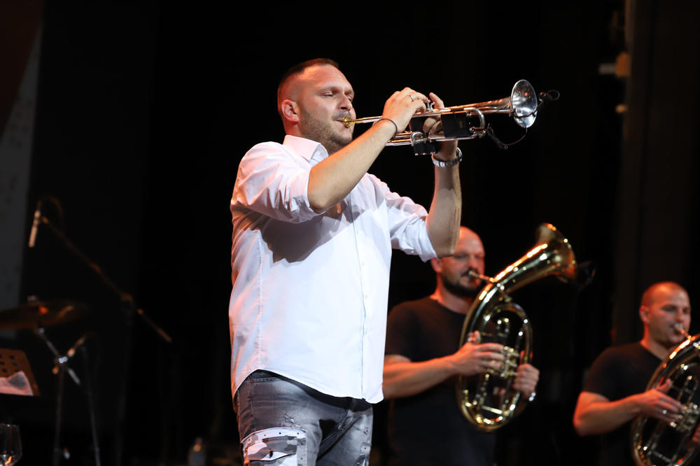 KOMBANK DVORANA PROSLAVILA 62. ROĐENDAN: Održana velika žurka uz Dejan Petrović Big bend