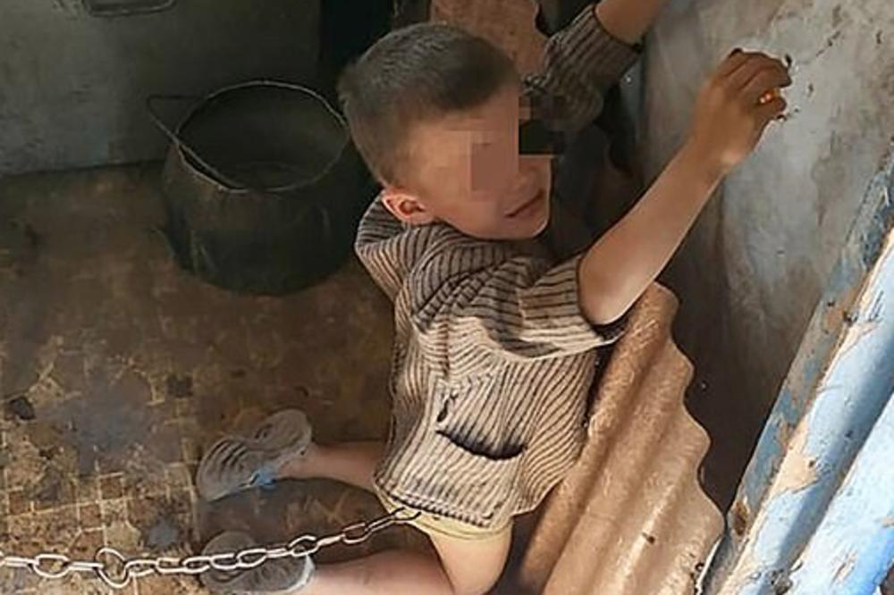 OTAC JE VEZAO SINA (6) KAO PSA! Policija ga je našla na kolenima, DETINJSTVO MU JE BILO TORTURA (FOTO)