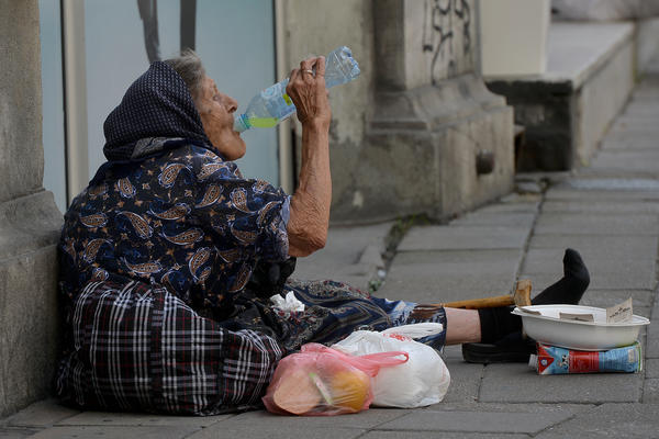 LEKARI HITNE POMOĆI SU U HAOSU! Ljudi padaju po ulicama, KOLABIRALI SU, a VELIKE vrućine tek dolaze