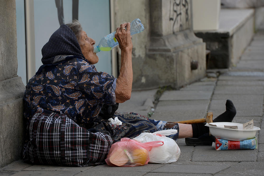 LEKARI HITNE POMOĆI SU U HAOSU! Ljudi padaju po ulicama, KOLABIRALI SU, a VELIKE vrućine tek dolaze