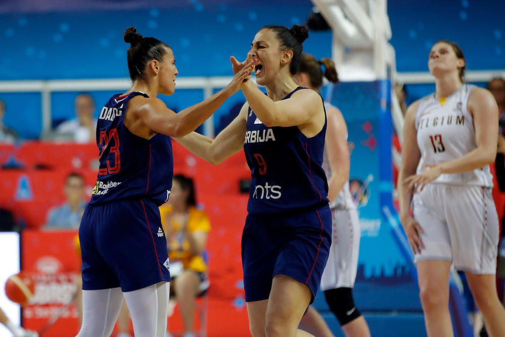 Jelena Bruks slavi sa Anom Dabović