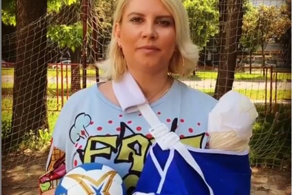 DEA ĐURĐEVIĆ SKINULA DEO GIPSA S RUKE: Voditeljka otkrila šta je tek ČEKA! A OVO je motiviše!