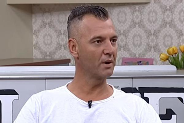 JU, MILANE, GDE TI JE TO RUKA?! Voditelj Zadruge otišao NA MORE, pa se toliko opustio da je ZABORAVIO GDE JE!