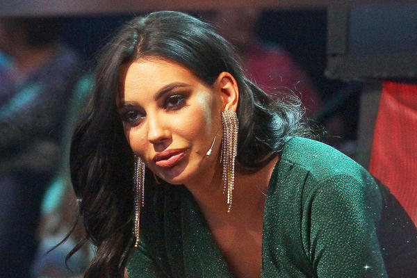 BOLI ME BUBREG, JEDVA SE DRŽIM NA NOGAMA! Katarina Grujić PRESTRAVILA publiku na nastupu... Pevala u TEŠKOM STANJU!