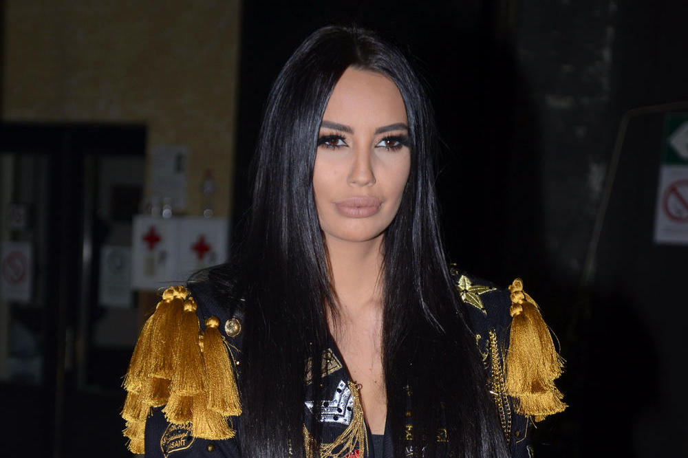 DEVOJKO TI GORIŠ! KAĆA GRUJIĆ SE SKINULA U SVOM DVORIŠTU I NAPRAVILA HAOS: Bujne grudi, a tek preplanuli ten...