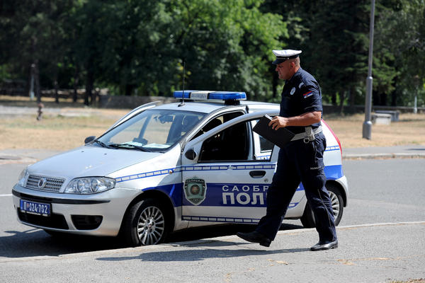 POCEPAO MU KOŠULJU I DAVIO GA: Brutalan napad na policajca u Mladenovcu!