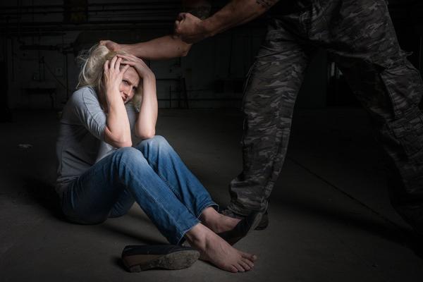 MAJKA (62) NAPRAVILA SINU (42) ŽURKU ZA POVRATAK IZ ZATVORA: On se napio pa je SILOVAO!