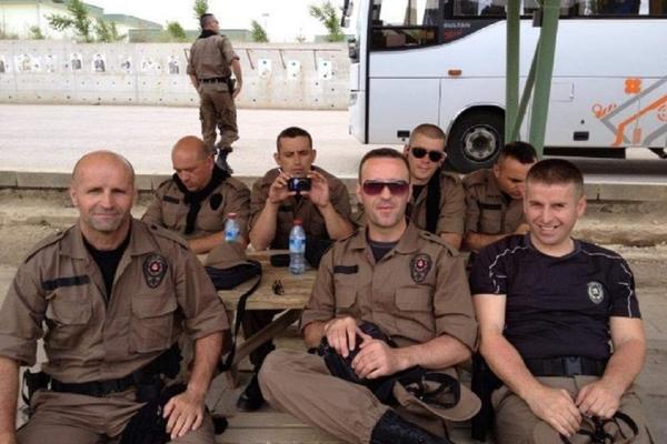 VOJSKA KOSOVA UPALA NA GAZIVODE, SLIKALI SE I POSLALI JEZIVU PORUKU SRBIMA! Albanci su izazvali pravi HAOS (FOTO)