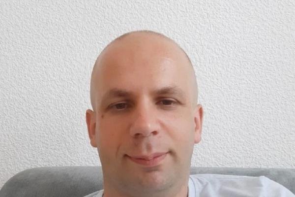 MILAN IZ NEMAČKE TRAŽI DEVOJKU ZA LETOVANJE U GRČKOJ! Javilo se njih 20, IMA I UDATIH, uslov je samo jedan!