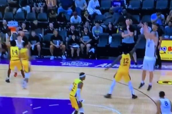 'SMAJLI' IZ SRBIJE IGRA KAO MATOR: Srpski košarkaš iz Golden Stejta pokazao raskoš talenta na Letnjoj ligi!