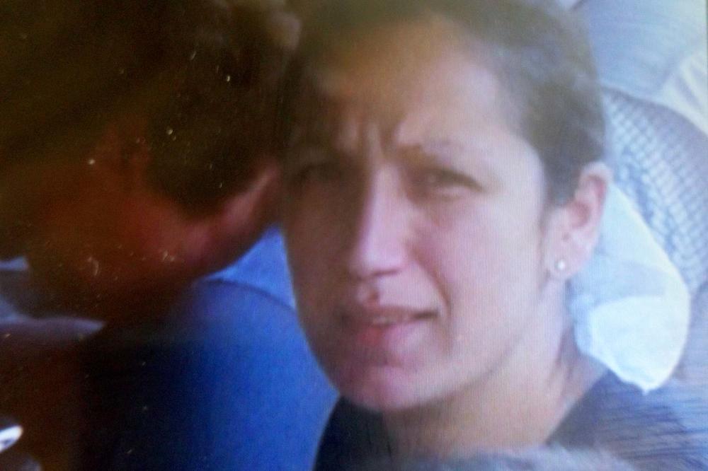 ONA JE UBILA SVEKRVU, PA NASMEJANA ŠETALA DECU! Zarila joj nož u leđa, pa joj vilama iskopala oko! (FOTO)