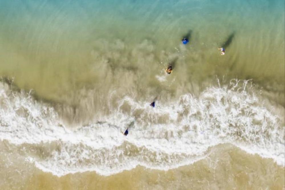 SNIMAO JE DECU DRONOM DOK SU BILI U MORU! Kad je pregledao snimak, PRETRNUO JE OD STRAHA! Ka njima je išao UŽAS!