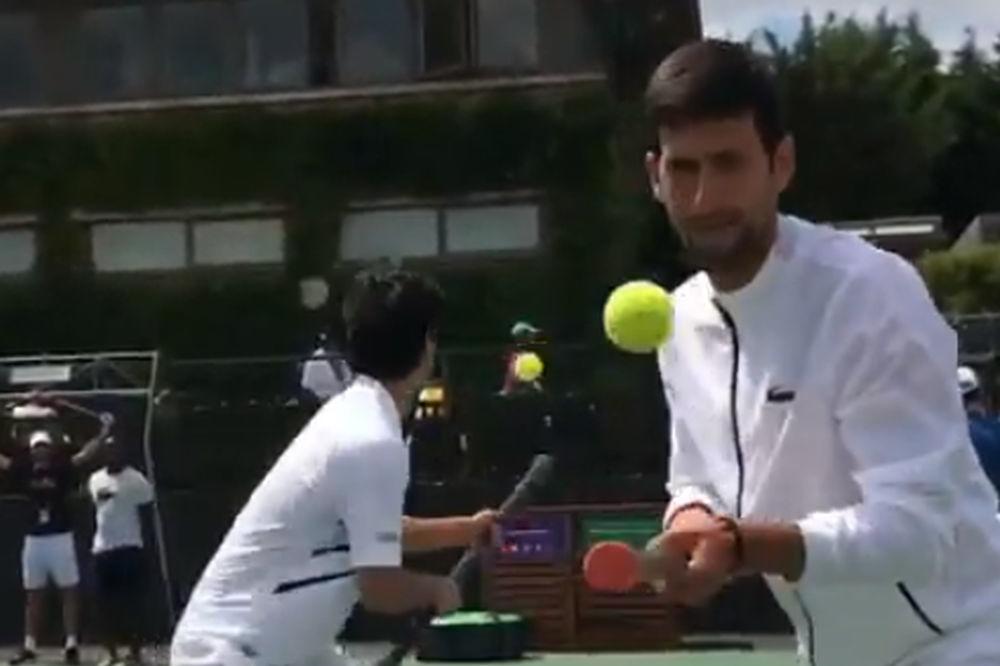 ĐOKOVIĆ IZGUBIO OD JOŠ JEDNOG MAJSTORA IZ SRBIJE: Napravio šou za prolaznike takmičenjem s poznatim fristajlerom!